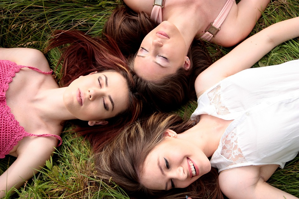 ragazze coi capelli al vento